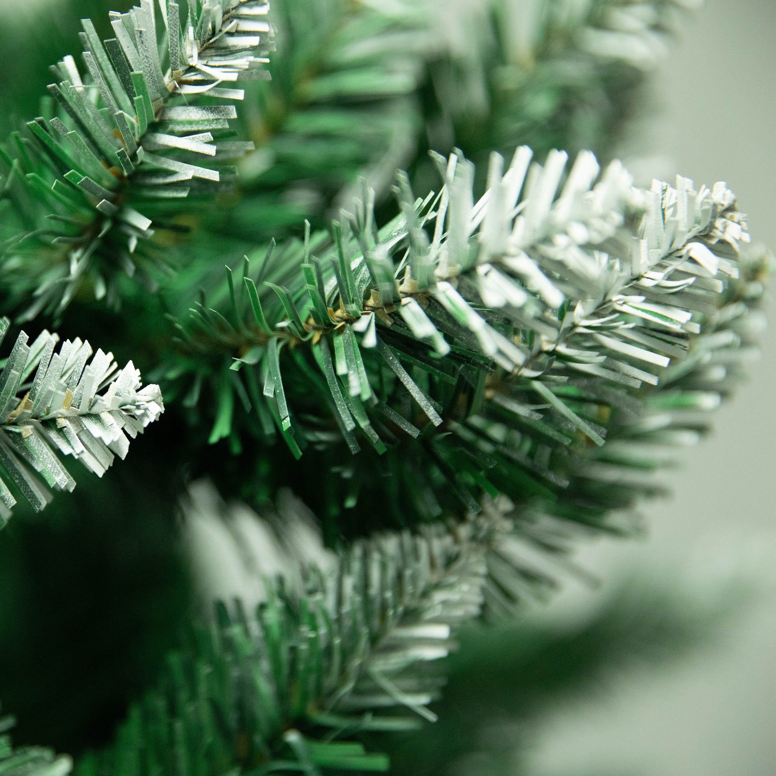 Künstlicher Weihnachtsbaum Tannenbaum mit Schnee Zweige, PVC Christbaum mit 960 Spitzen, 180cm mit Metallständer